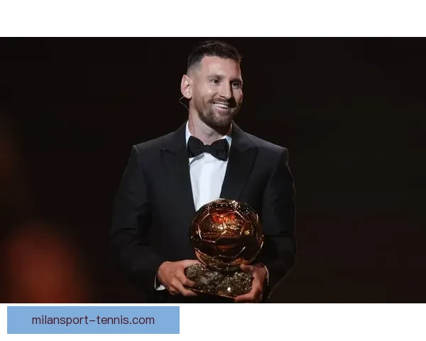 哈兰德久违戴帽手捧比赛用球晒照：这是个不错的周六